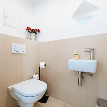 Mainstation - 10 Minutes To Citycenter - With Aircondition *