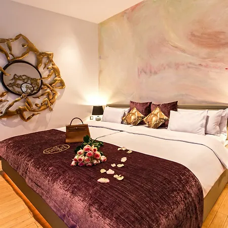 House Of Time - Fancy Suites Hotel