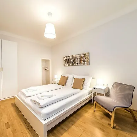 Beautiful City At Famous Ballgasse Apartman