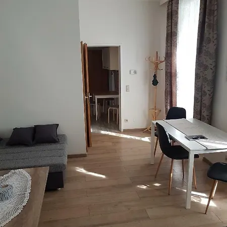 Gerald's 5 Apartment