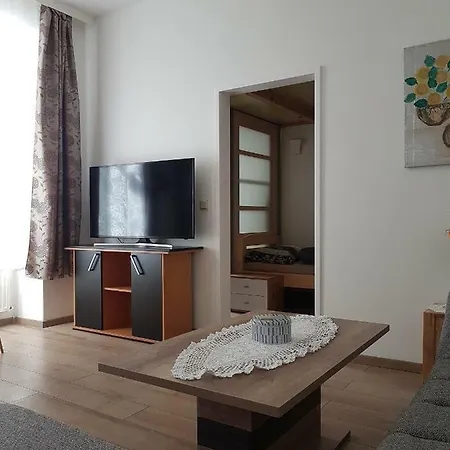Gerald's 5 Apartment