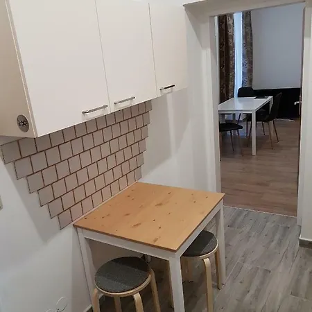 Gerald's 5 Apartment