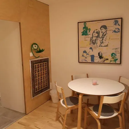 Low Budget Flat Rossau *