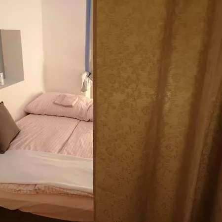 Low Budget Flat Rossau *