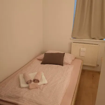 Low Budget Flat Rossau Apartment
