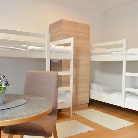 Metro Apartments Vienna Hostel *