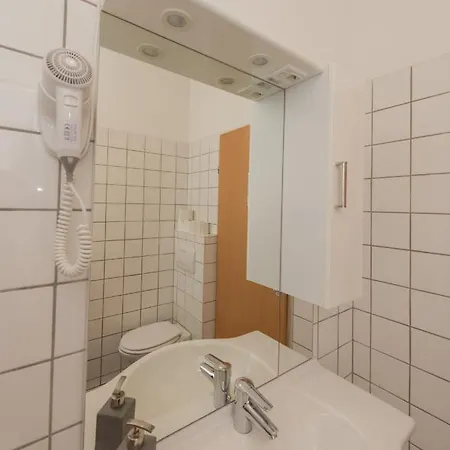 Metro Apartments Vienna Hostel *