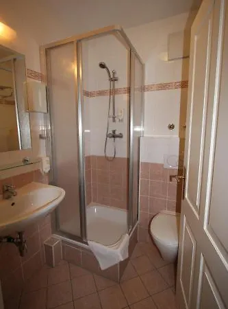 900 M Zur Oper Otel 4*